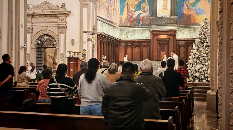 Fieles reciben el 2026 con misas en la Catedral de Monterrey