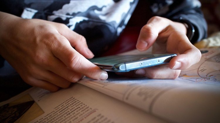 Decidirán en septiembre reglamento sobre celulares en escuelas