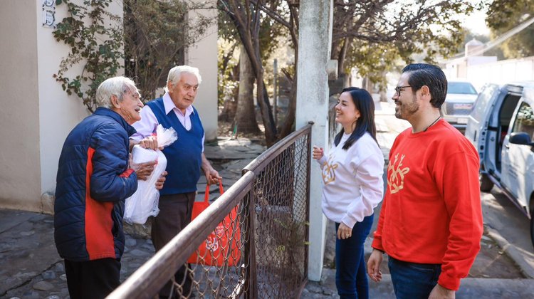 Entrega municipio de Santiago más de 600 cenas navideñas