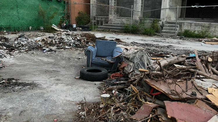 Denuncian tiradero de basura en antiguo acceso a Céntrika