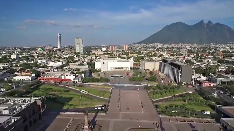 Sube temperatura a más de 30 grados con bruma en Monterrey