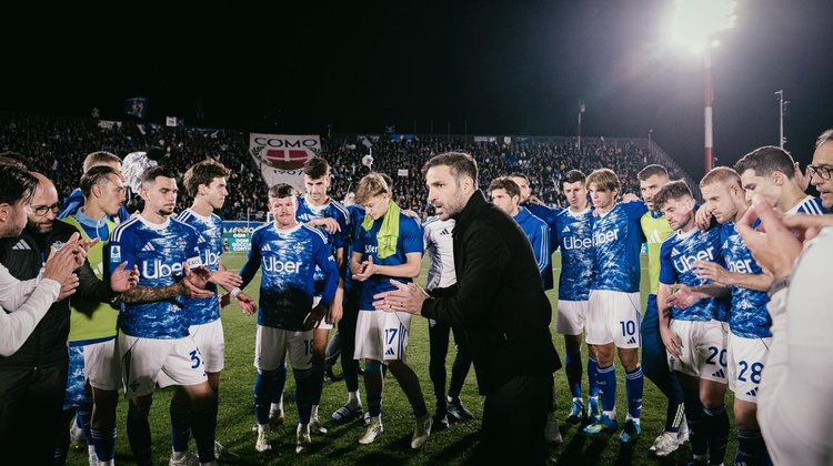 Recibe Cesc Fàbregas premio a entrenador del año en Italia