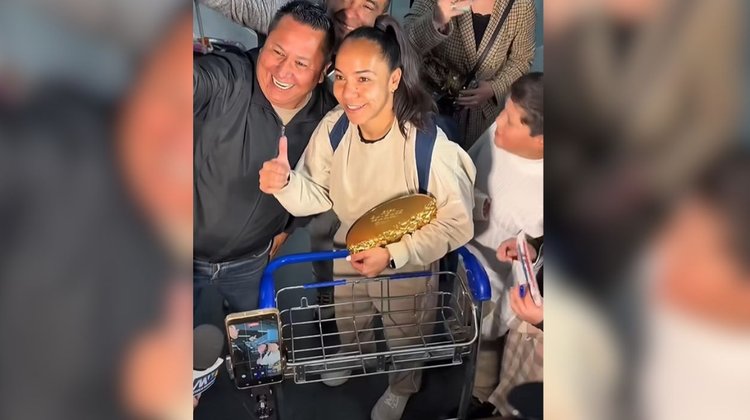 Con trofeo en mano, Charlyn Corral vuelve luego del Balón de Oro
