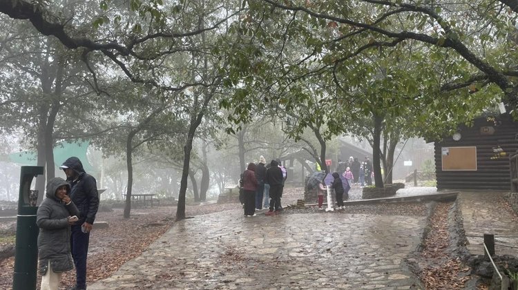 Llegan familias a Chipinque pese a frío y lluvia
