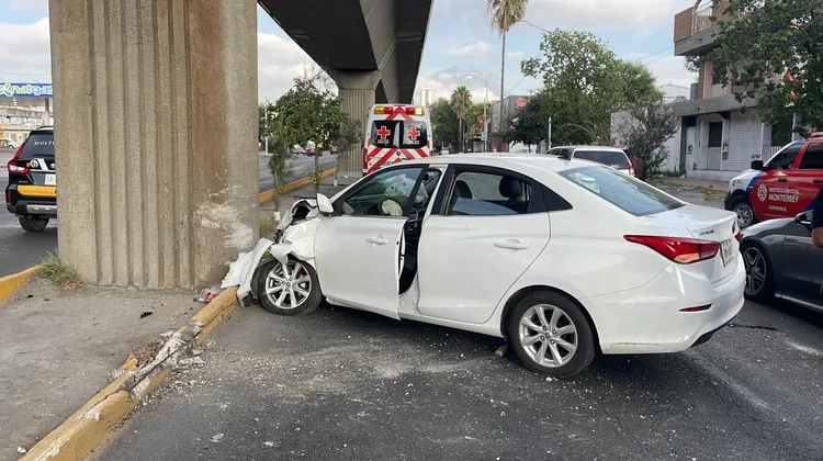 Evita chocar con auto y termina impactada en columna del Metro