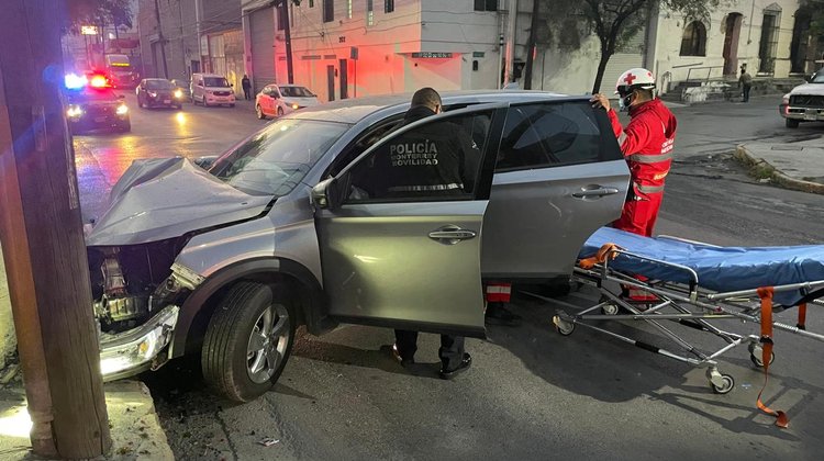 Choque de camioneta deja tres lesionadas en Monterrey