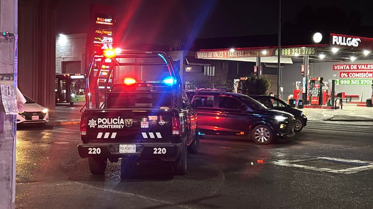 Choca patrulla con vehículo en Monterrey ; se dirigían a reporte