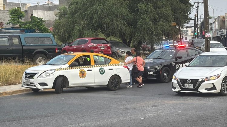 Choque entre taxi y camioneta deja una lesionada en Monterrey