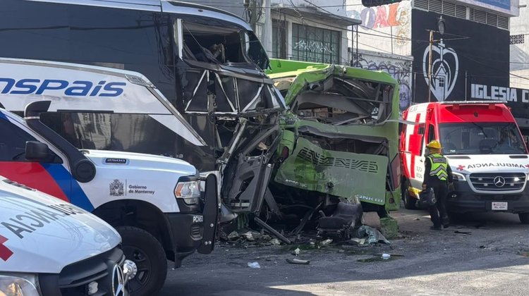 Choque múltiple causado por camión deja 15 heridos en Monterrey
