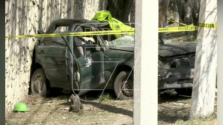 Choca auto contra barda del Campo Militar; muere una persona