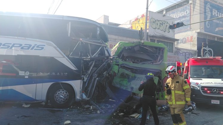 Choque entre camión y autobús deja lesionados en Monterrey