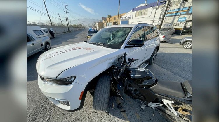 Da camioneta vuelta prohibida y choca a motociclista