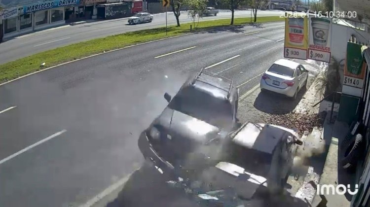 Video: Captan aparatoso choque en la Carretera Nacional