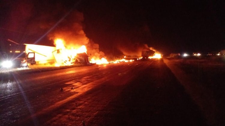 Brutal choque e incendio de tráileres en carretera a Nuevo Laredo