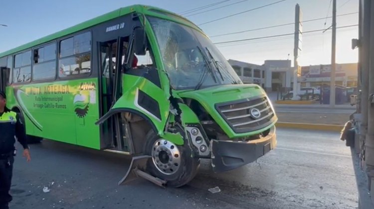 Camión urbano recibe accidente vial en Arteaga
