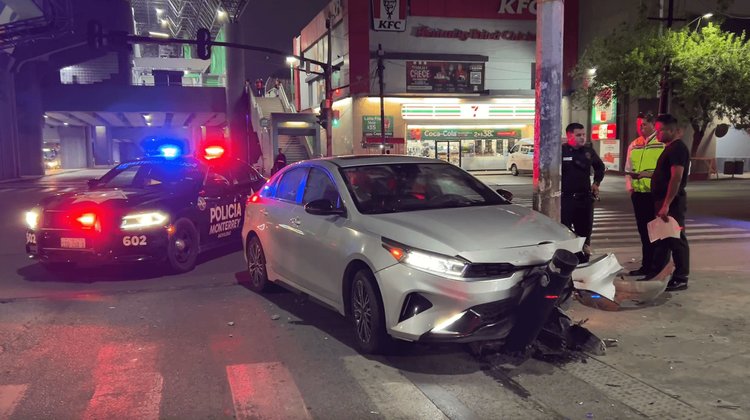 Estrella automóvil contra tubo en Monterrey y resulta lesionada