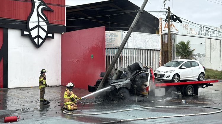 Choca y se incendia grúa en la avenida Nogalar