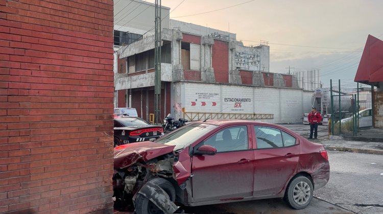 Provoca choque y huye tras estrellar auto contra cervecería