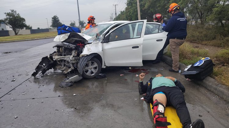 Estrellamiento deja tres lesionados en autopista a Reynosa