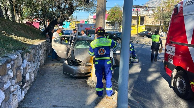 Conductor estrella auto contra poste en San Pedro; hay heridos