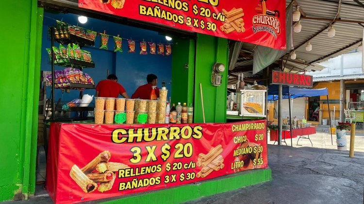Saborean churros y champurrado en la fiesta guadalupana