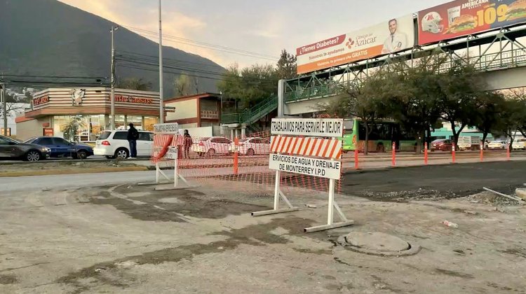 Continúa cierre de Eloy Cavazos por reparación de fuga de agua