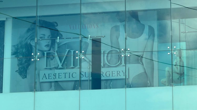 Señalan que mujer llegó sin vida a hospital tras cirugía estética