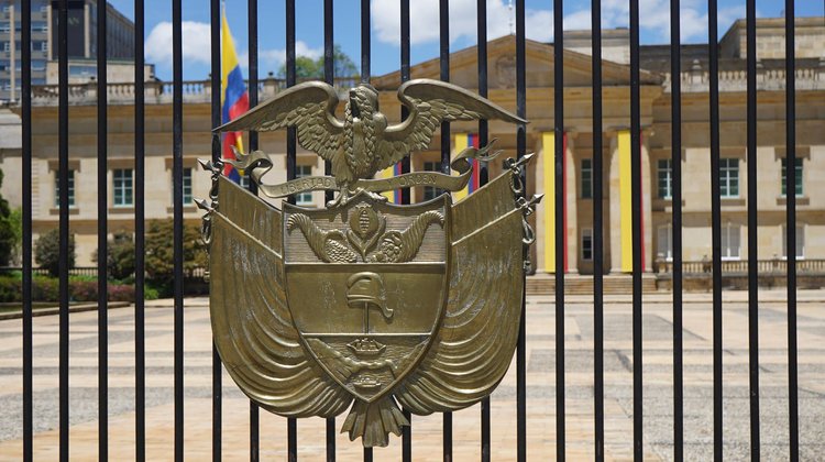 Brindan asistencia consular a equipo de futbol varado en Colombia