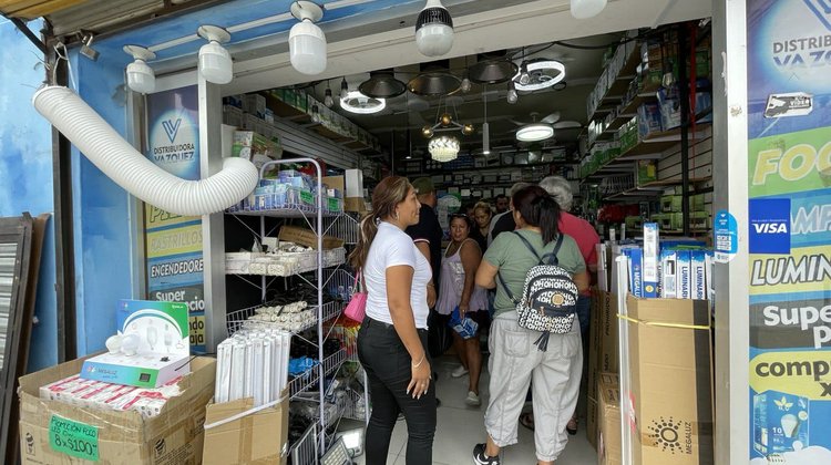 Hacen regios largas filas para comprar focos recargables
