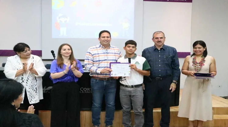Premian a ganadores del Concurso Estatal de Dibujo