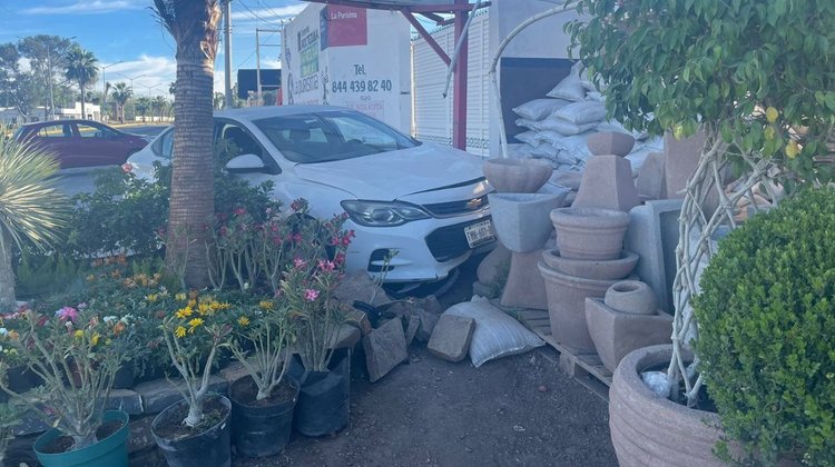 Conductor se impacta contra negocio en Coahuila