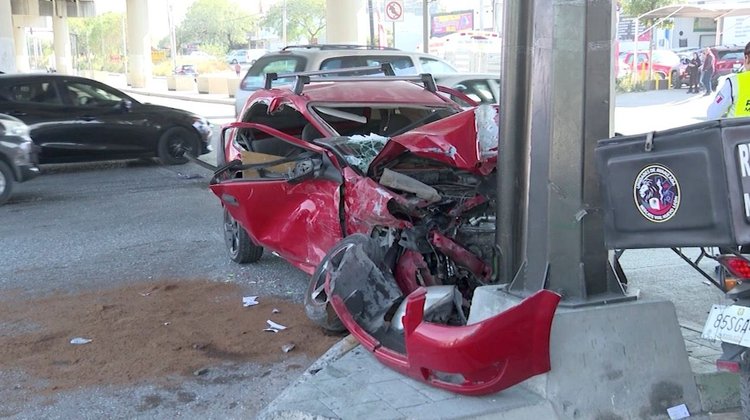 Continúa hospitalizado conductor tras choque contra patrulla