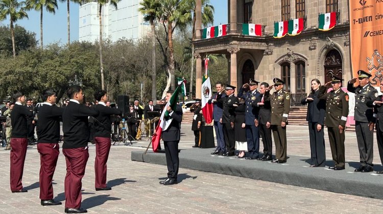 Celebran Día de la Bandera en Explanada de los Héroes
