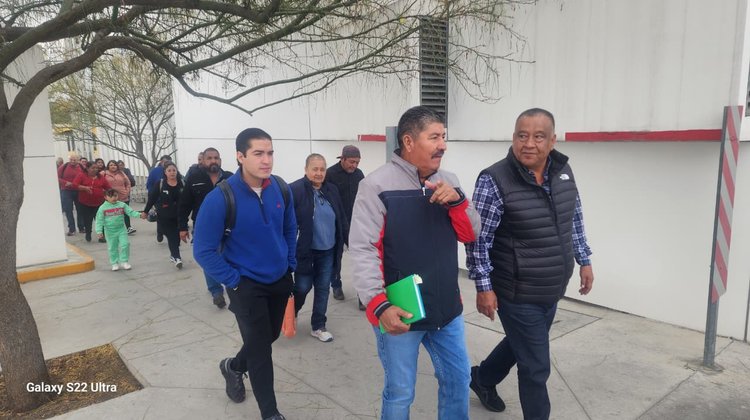 Familias de Parras exigen al Infonavit solución a escrituras