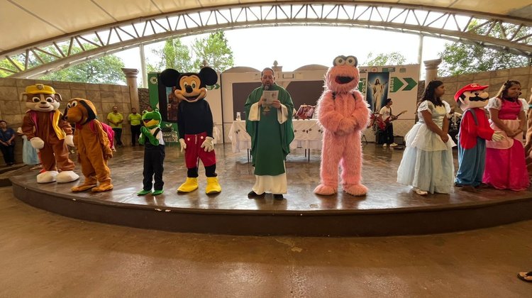 Familias participan en bendición de mochilas en Monclova