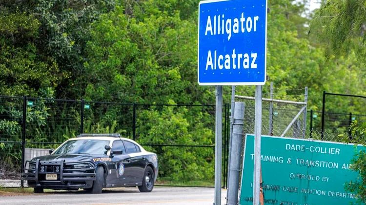 Denuncian colectivos insalubridad en 'Alligator Alcatraz'