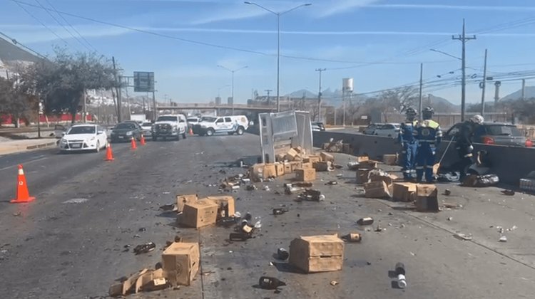 Vuelca camioneta y tira cajas de cerveza en San Pedro