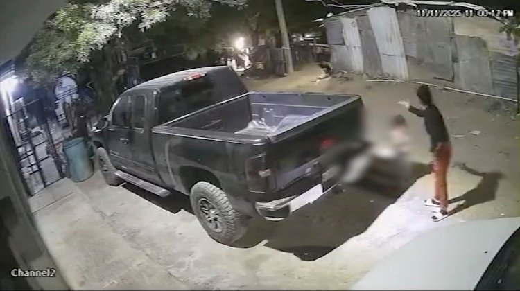 Detienen a mujer captada en video golpeando a niña en Guadalupe