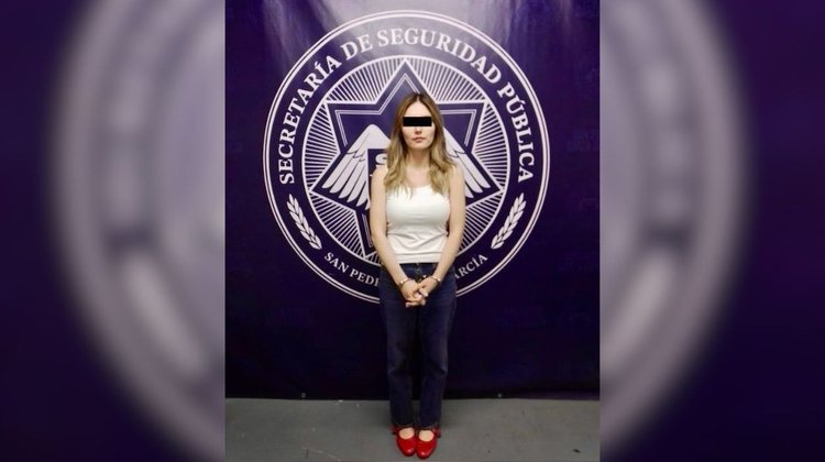 Detienen a mujer por presunto robo en Plaza Fiesta San Agustín