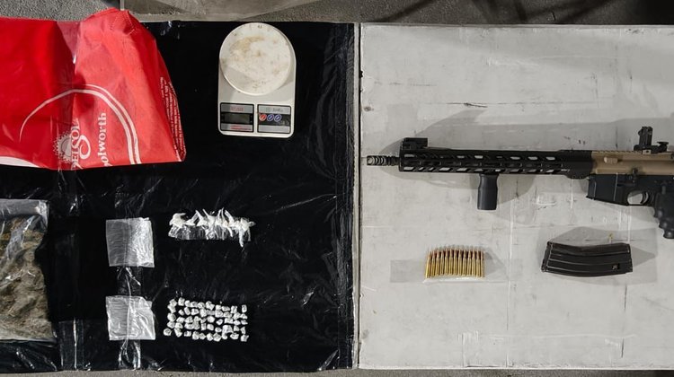 Detienen a hombre armado con droga en Monterrey