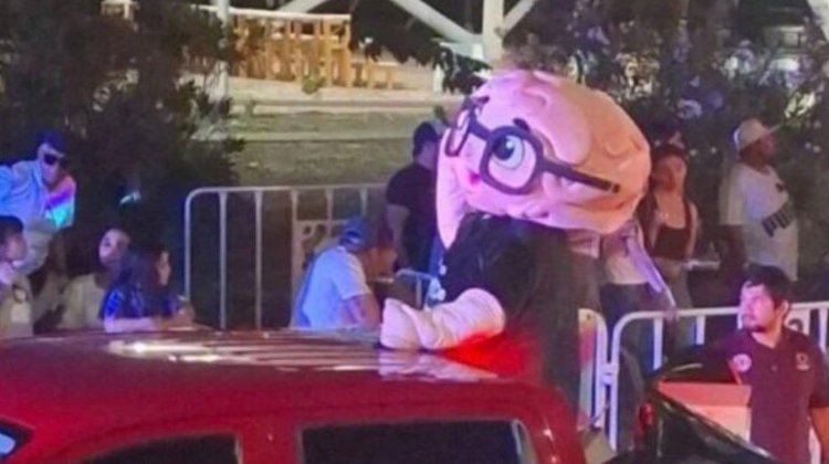 Detienen a hombre autista con botarga en carnaval de Campeche
