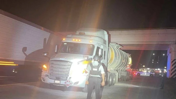 Detienen tráiler con pipas de combustible robado en NL