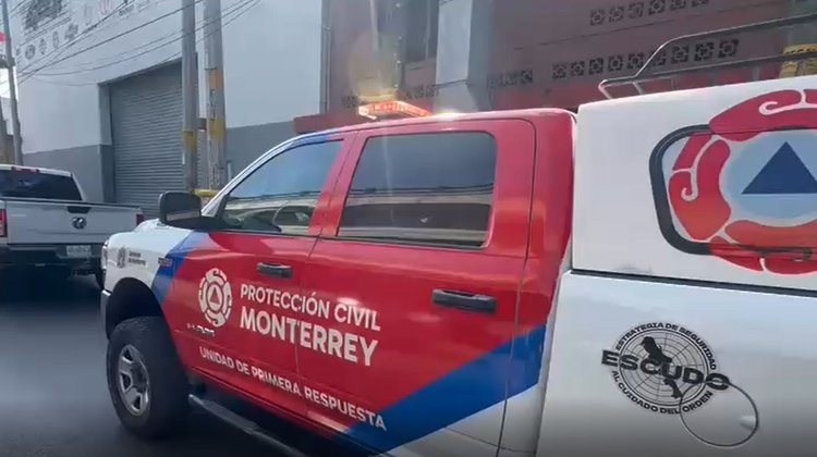 Se incendia casa abandonada sobre Revolución en Monterrey
