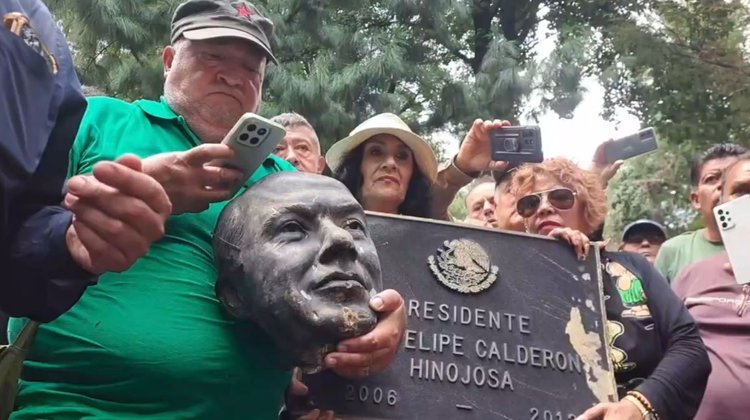 Electricistas decapitan estatua de Felipe Calderón en Los Pinos
