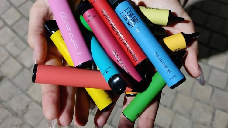 Aprueba California ley que prohíbe vapeadores desechables