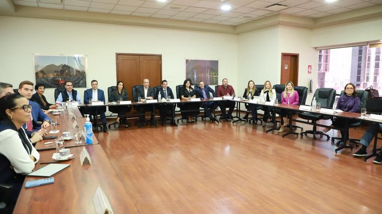 Llegan diputados a Tesorería para dialogar sobre el presupuesto