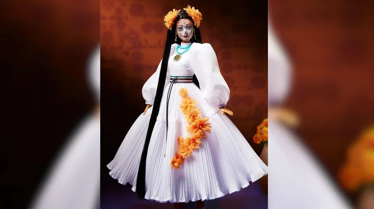 Lanza muñeca Barbie en conmemoración del Día de Muertos 2024