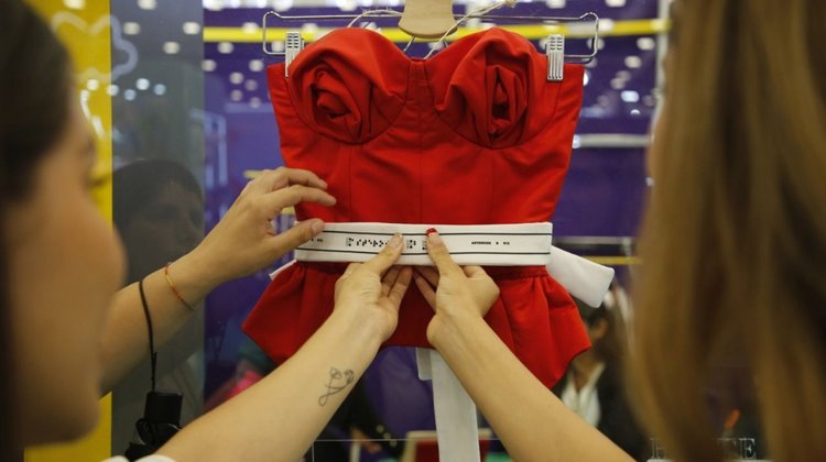 Crean ropa para personas con discapacidad visual y auditiva