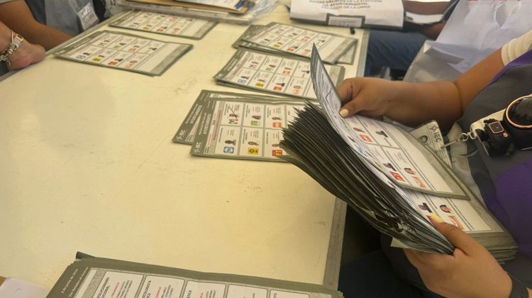 Funcionarios de Ramos Arizpe vigilan conteo electoral en IEC