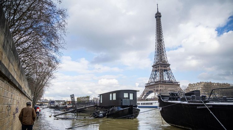 Nuevo récord: Francesa sube Torre Eiffel con una cuerda